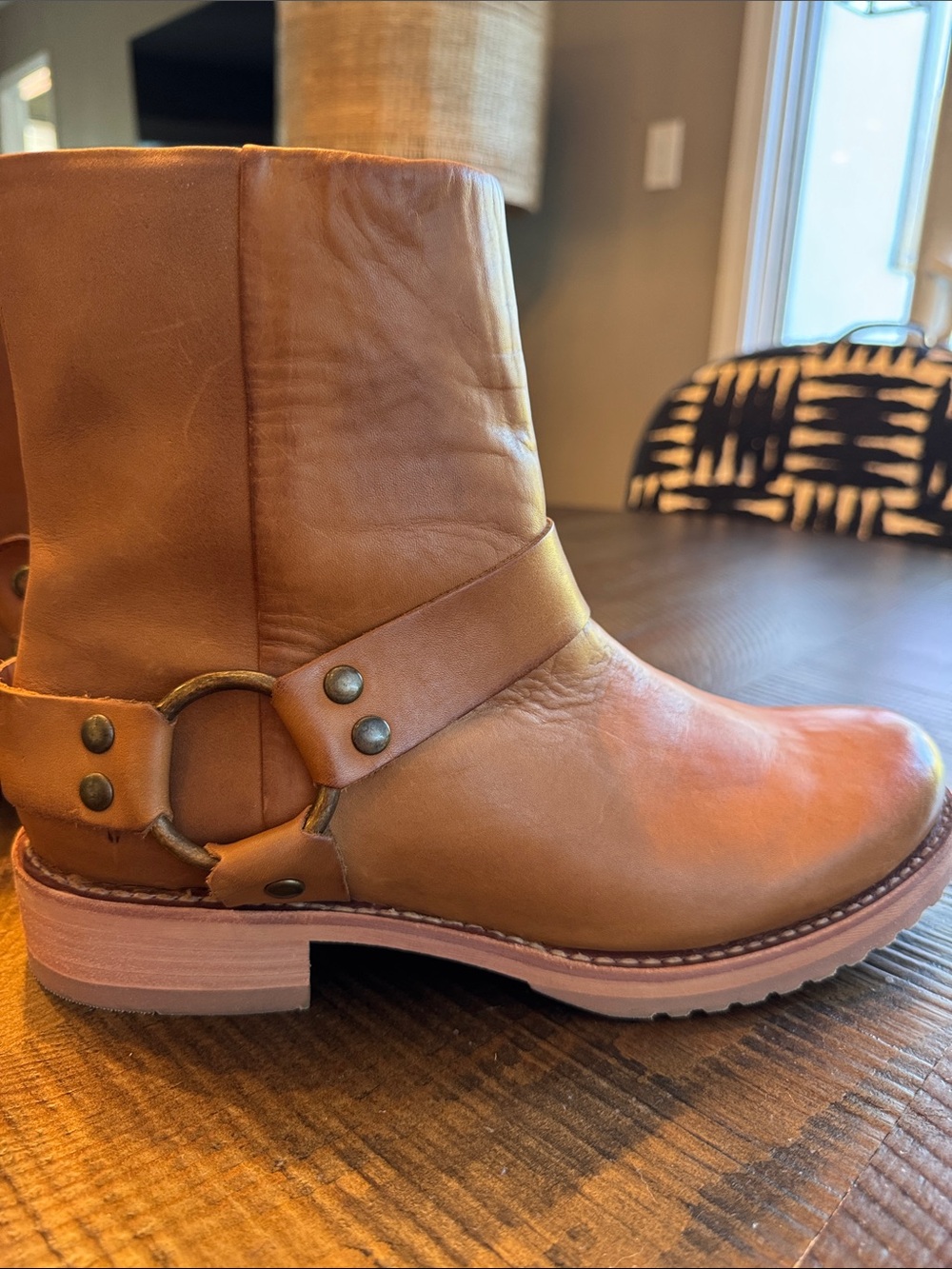Like new (worn once) Women FRYE Veronica Flex Harness caramel leather   size 10M